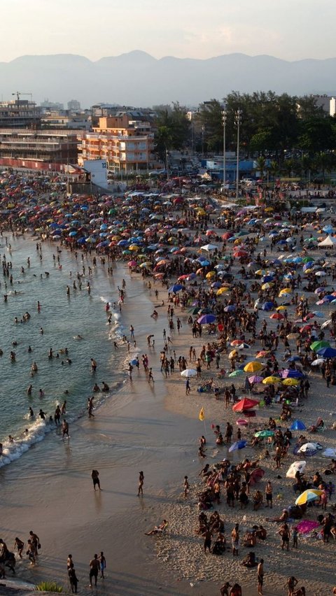 Ribuan warga Rio de Janeiro dan Sao Paulo terlihat memadati pantai di tengah suhu ekstrem. Foto: TERCIO TEIXEIRA / AFP