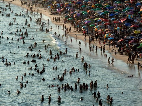 FOTO: Potret Kepadatan Pantai Rio de Janeiro yang Diserbu Warga di Tengah Gelombang Panas, Suhu 60 Derajat Celcius Sempat Melanda Brasil