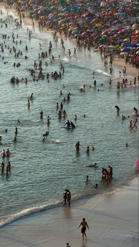 FOTO: Potret Kepadatan Pantai Rio de Janeiro yang Diserbu Warga di Tengah Gelombang Panas, Suhu 60 Derajat Celcius Sempat Melanda Brasil