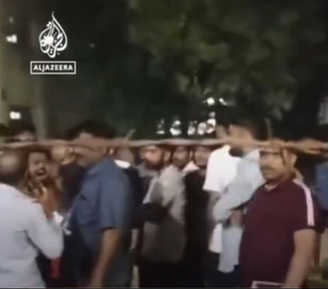 VIDEO Mahasiswa di India Diserang Saat Salat Tarawih, Dilempari Batu dan Barang-Barang Dirusak