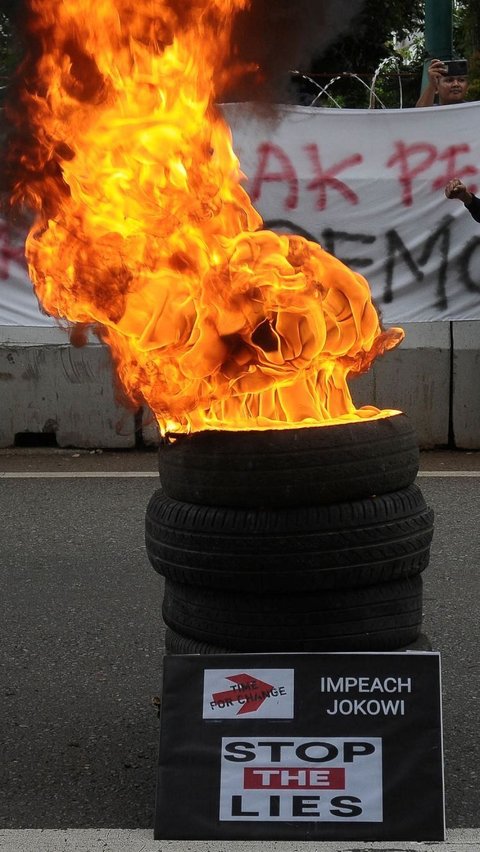 Situasi Terkini Demo Panas Depan KPU, Massa Sampai Bakar Ban