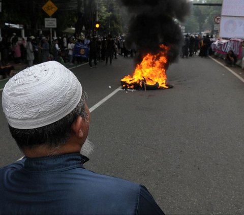 FOTO: Protes Kecurangan Pilpres 2024, Massa Demonstran Bakar Ban di Depan Gedung KPU