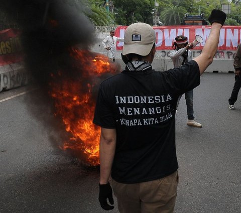 Sejumlah atribut mereka kenakan. Seperti kaos yang dipakai demonstran pria ini yang terdapat tulisan 