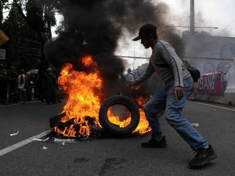 FOTO: Protes Kecurangan Pilpres 2024, Massa Demonstran Bakar Ban di Depan Gedung KPU