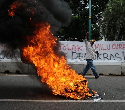 FOTO: Protes Kecurangan Pilpres 2024, Massa Demonstran Bakar Ban di Depan Gedung KPU