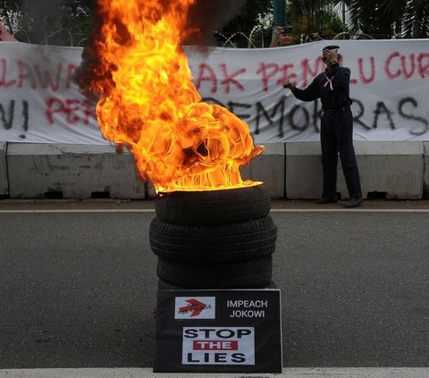 FOTO: Protes Kecurangan Pilpres 2024, Massa Demonstran Bakar Ban di Depan Gedung KPU