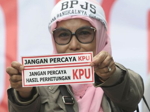 FOTO: Protes Kecurangan Pilpres 2024, Massa Demonstran Bakar Ban di Depan Gedung KPU