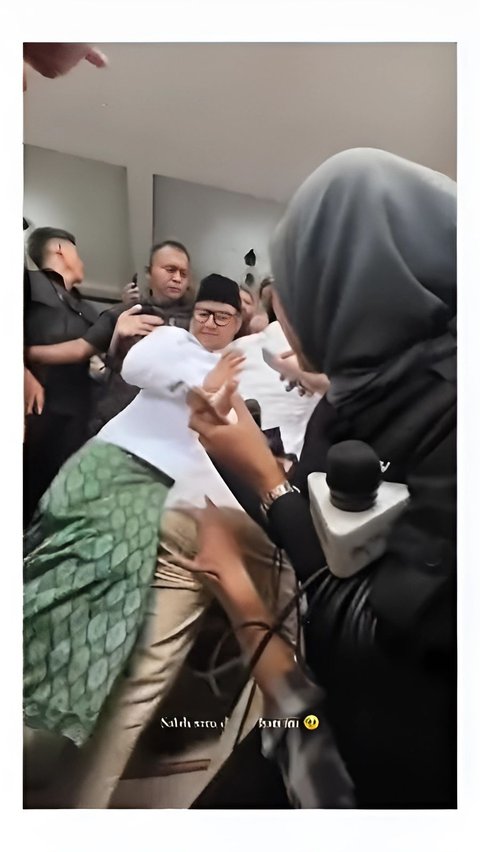 Moments when Cak Imin is Pulled by Supporters until His Sarong Almost Slips Off