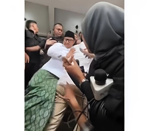 Moments of Cak Imin Being Pulled by Supporters Until His Sarong Almost Slips Off