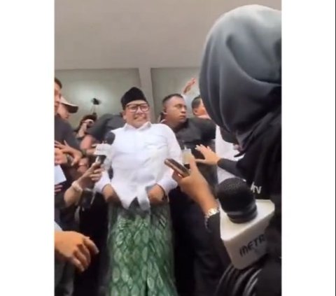 Moments of Cak Imin Being Pulled by Supporters Until His Sarong Almost Slips Off