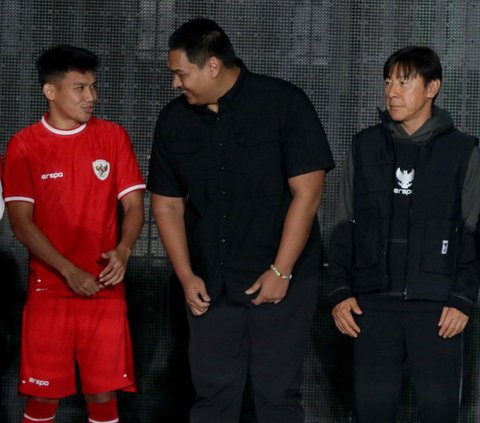 Menteri Pemuda dan Olahraga, Dito Ariotedjo juga sempat memaparkan Jersey Timnas Indonesia terbaru ini disebut terinspirasi dari jersey Timnas Indonesia tahun 1982. Foto: Liputan6.com / Herman Zakharia