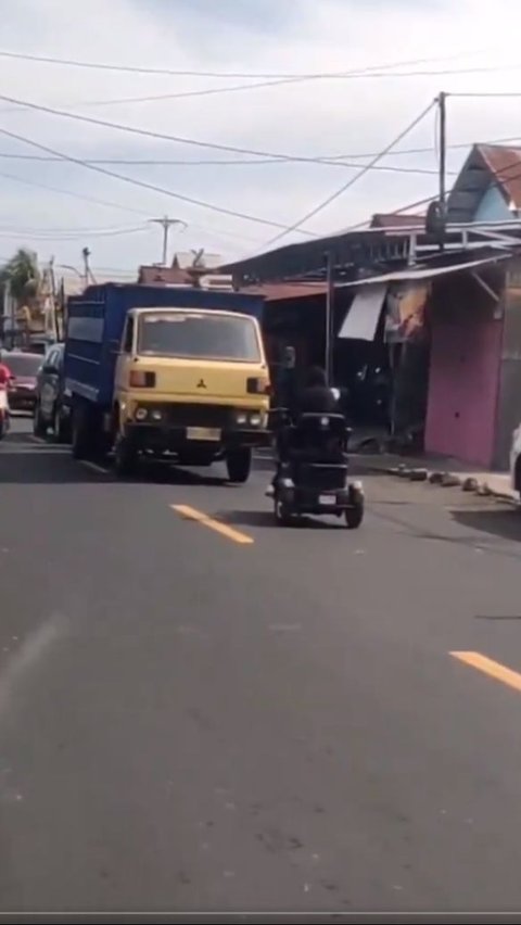 Viral Aksi Emak-Emak Naik Sepeda Listrik di Jalur Kanan, Disebut Netizen Penguasa Jalan