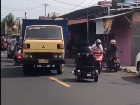 Viral Action of Mothers Riding Electric Bicycles in the Right Lane, Called Netizens as Road Rulers