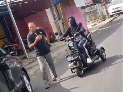 Viral Action of Mothers Riding Electric Bicycles in the Right Lane, Called Netizens as Road Rulers