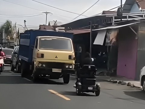 Viral Action of Mothers Riding Electric Bicycles in the Right Lane, Called Netizens as Road Rulers