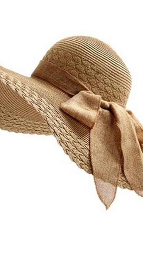 <b>Look Feminim dengan Floppy Hat</b>