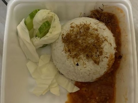 The Moment of Ordering Fried Chicken Comes with Only Rice and Sambal, Ends up Being Delivered Separately and Makes You Laugh
