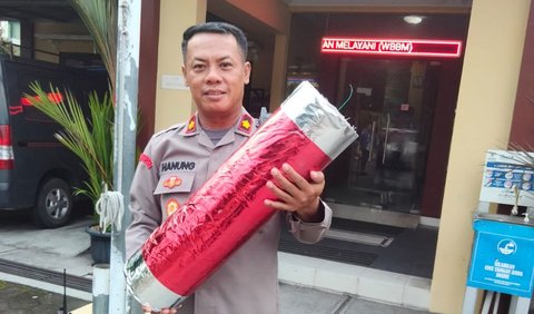 Anggota Polsek Sewon, Kabupaten Bantul, Daerah Istimewa Yogyakarta mengamankan dua anak membawa mercon berukuran raksasa.<br>