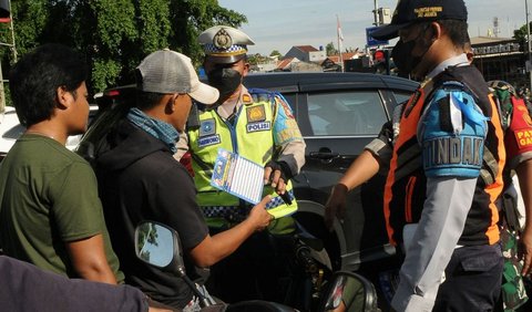 Dari ribuan pengendara ditilang, didominasi pemotor karena tidak memakai helm berstandar.