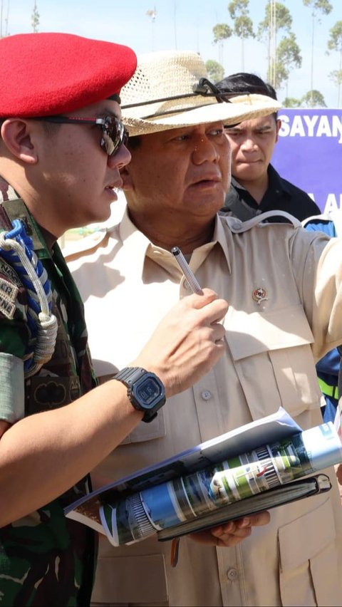 Dalam kunjungan itu, Prabowo turut memantau langsung perkembangan pembangunan Istana Negara dan mendengarkan paparan oleh Tim Kontruksi IKN di lapangan yang berkaitan dengan lokasi dilaksanakannya upacara HUT RI mendatang. <br>