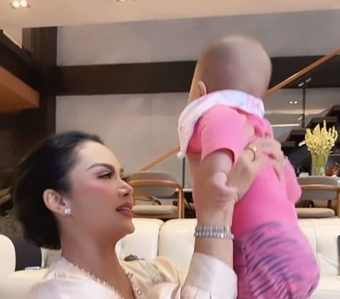 Potret Kris Dayanti Momong Baby Azura yang Kini Sudah Genap Berusia 4 Bulan, Nenek dan Cucu Cantiknya 11 12