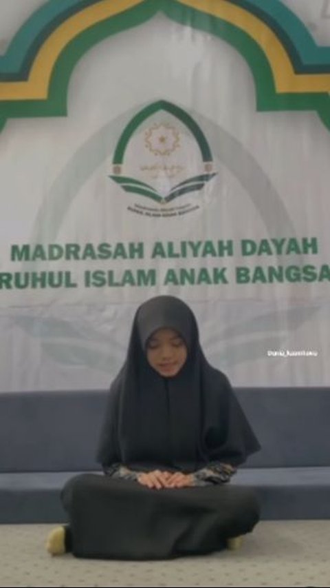 Gondrong dan Berkumis Tipis, Pria ini Menangis Melihat Putri Tercintanya Menyelesaikan Hafalan Alquran 30 Juz