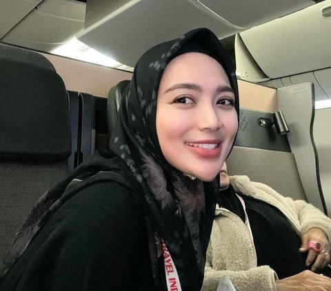 Cantik Berhijab dan Bikin Pangling, Potret Wika Salim Jalani Ibadah Umrah di Bulan Suci Ramadan