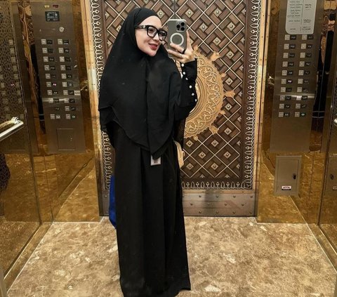 Cantik Berhijab dan Bikin Pangling, Potret Wika Salim Jalani Ibadah Umrah di Bulan Suci Ramadan