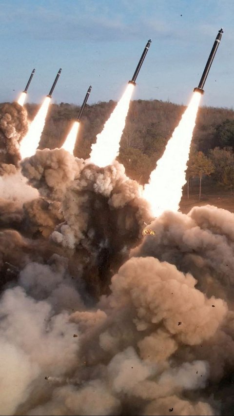 Sebelumnya latihan Korut telah diumumkan sehari setelah Seoul mengeluarkan pengumunan bahwa Korea Utara telah menembakkan tiga rudal balistik jarak pendek. Foto: KCNA via REUTERS<br>