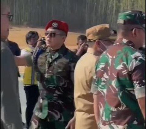 Pesona Menyala Mayor TNI Teddy saat Dampingi Prabowo di IKN, Gagah Berbaret Merah