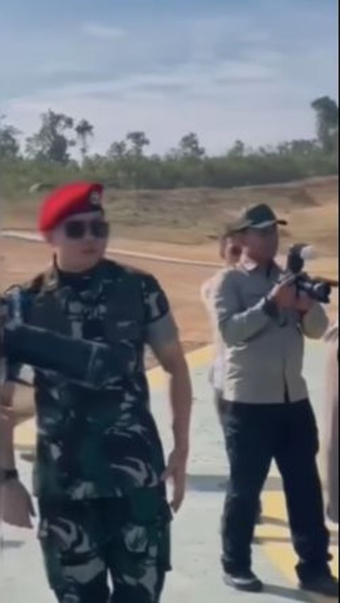 Pesona Menyala Mayor TNI Teddy saat Dampingi Prabowo di IKN, Gagah Berbaret Merah