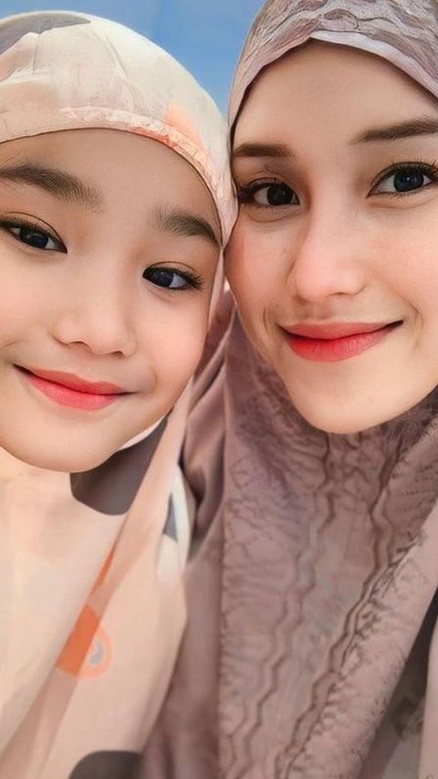 Yang terakhir, ada Bilqis putri Ayu Ting Ting. Tak hanya belajar berpuasa Ramadan, beberapa waktu lalu Bilqis juga belajar membuat takjil bersama ibunya.