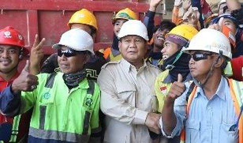 Momen Menarik Prabowo dan pekerja Proyek di IKN
