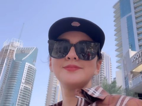 10 Gaya Donna Agnesia saat Liburan di Dubai, Penampilannya Kece Banget dan Awet Muda Bak Anak Kuliahan