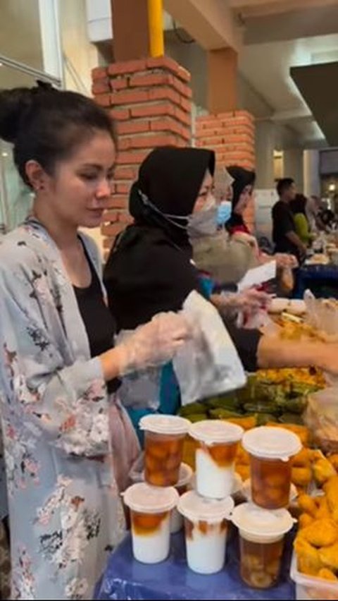 Even during Ramadan, Karina becomes busier selling various takjil to break the fast.