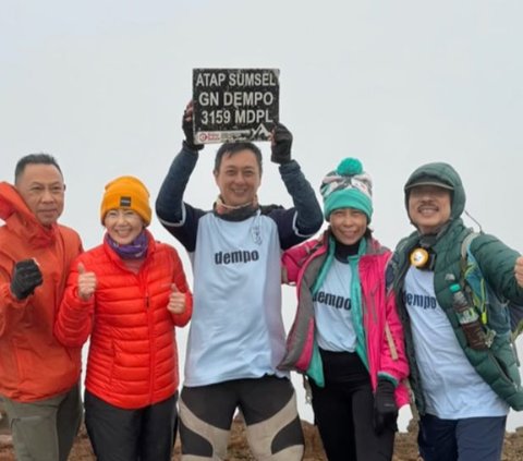 Reuni SMA Setelah 40 Tahun Lulus, Geng Paruh Baya Ini Mendaki Gunung Atap Sumatra Pakai Seragam Sekolah