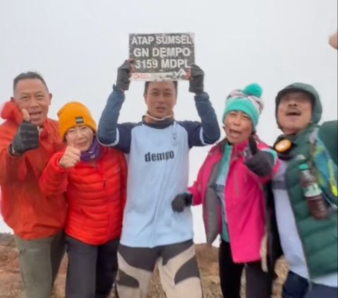 Reuni SMA Setelah 40 Tahun Lulus, Geng Paruh Baya Ini Mendaki Gunung Atap Sumatra Pakai Seragam Sekolah