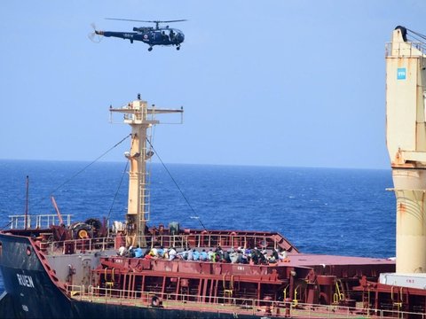FOTO: Momen Menegangkan saat Pasukan Komando India Bebaskan Kapal MV Ruen dari Perompak Somalia