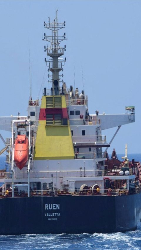 Dalam operasi pembebasan tersebut, 17 anak buah kapal (ABK) berhasil diselamatkan. Foto: SpokespersonNavy via X /Handout via REUTERS<br>