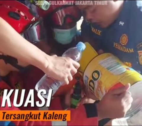 Viral Kepala Bocah Tersangkut Kaleng Susu, Aksi Evakuasi Damkar Curi Perhatian