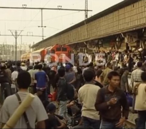 Potret Mudik Lebaran Naik Kereta Api 18 Tahun Lalu, Penumpang Bejubel Masih Pakai 'AC Alam'