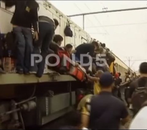 Potret Mudik Lebaran Naik Kereta Api 18 Tahun Lalu, Penumpang Bejubel Masih Pakai 'AC Alam'