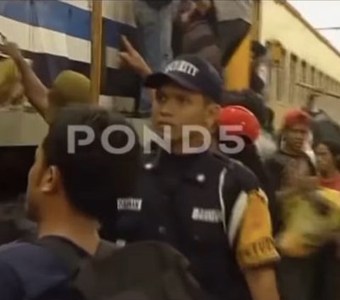 Potret Mudik Lebaran Naik Kereta Api 18 Tahun Lalu, Penumpang Bejubel Masih Pakai 'AC Alam'