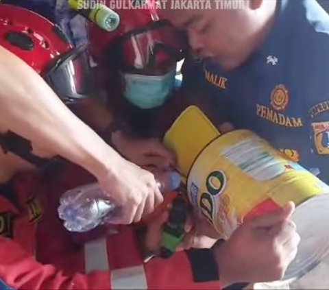 Viral Kepala Bocah Tersangkut Kaleng Susu, Aksi Evakuasi Damkar Curi Perhatian