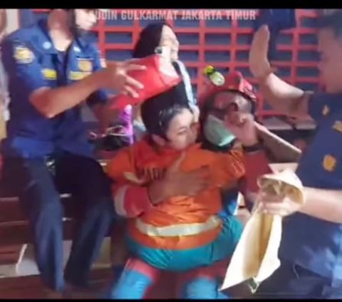 Viral Kepala Bocah Tersangkut Kaleng Susu, Aksi Evakuasi Damkar Curi Perhatian