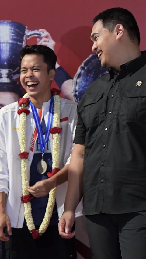 Viral Menpora Dito Foto Bareng Pebulutangkis Indonesia Usai All England 2024, Posisinya Bikin Heboh Netizen