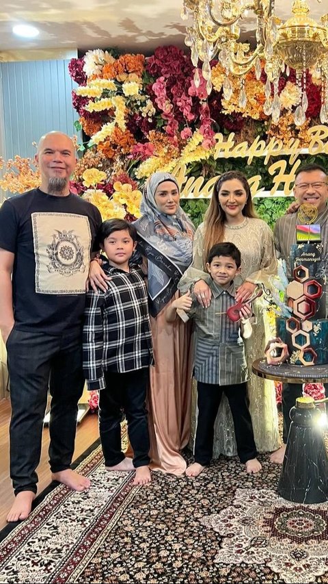 Ahmad Dhani dan Mulan Jameela juga hadir dengan gaya casual dalam perayaan itu.