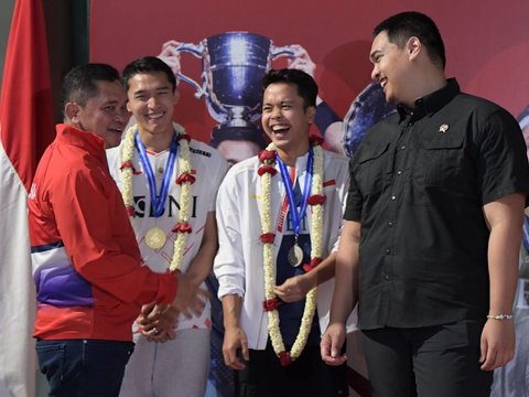 Viral Menpora Dito Photo with Indonesian Badminton Players After All England 2024, His Position Stirs Netizens