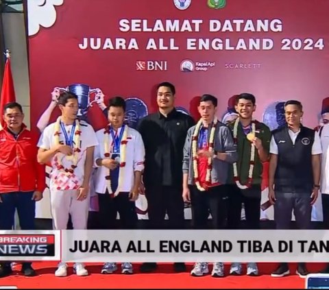 Viral Menpora Dito Photo with Indonesian Badminton Players After All England 2024, His Position Stirs Netizens