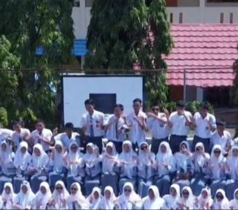 3 High School Girls Stand Out When Taking Annual Photos, Praise for Not Participating in Dance Flashmob